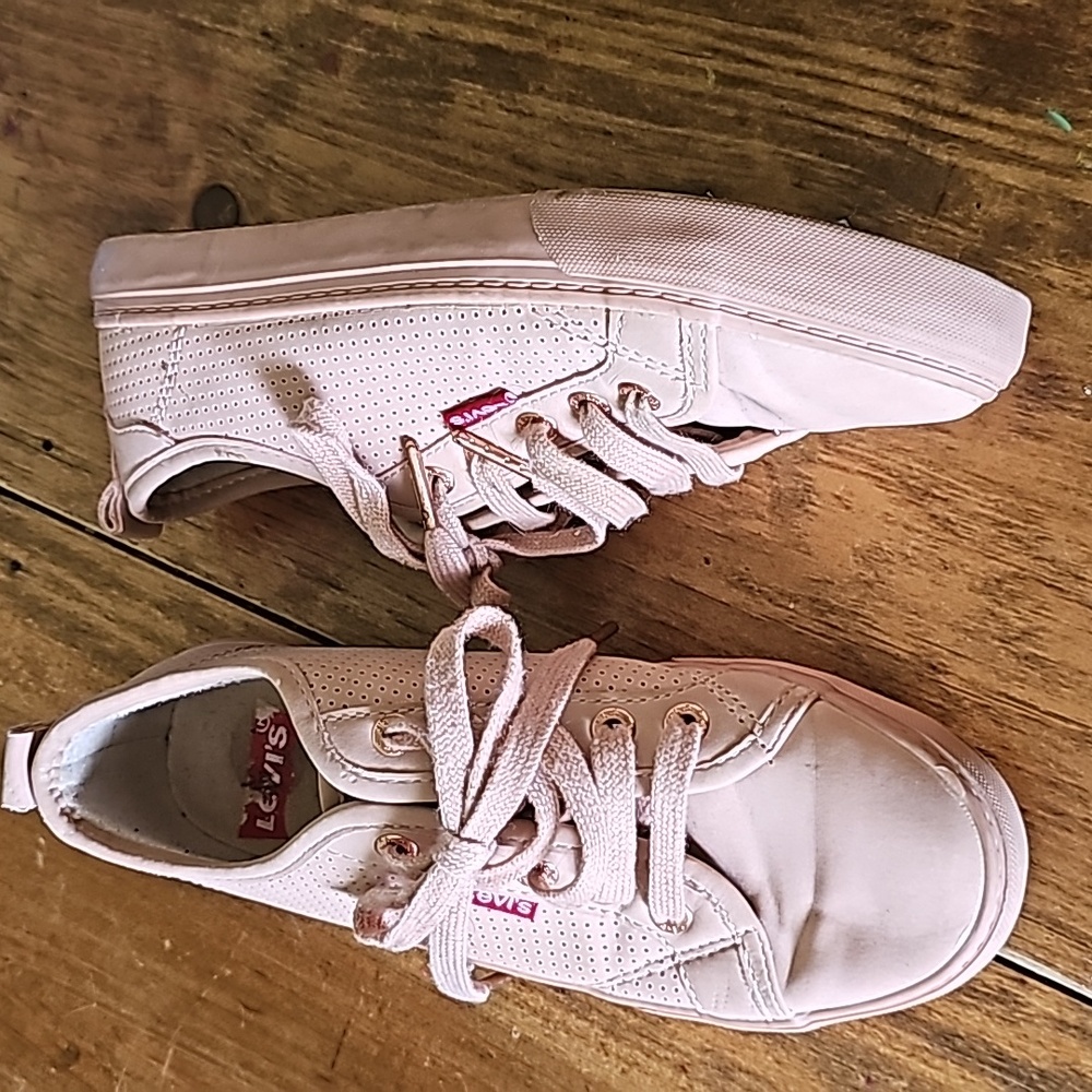 Women Pink Levi's shoes